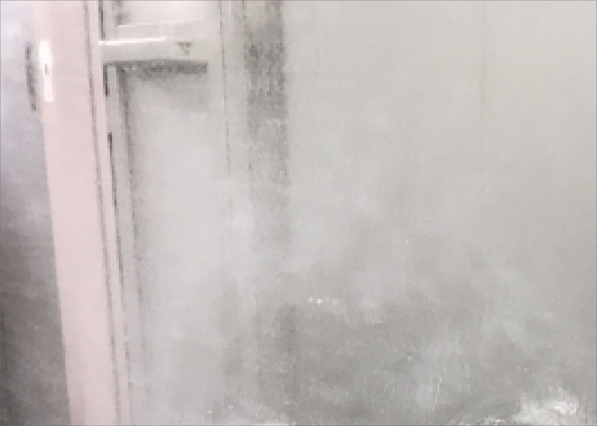ウロコのような白い水垢汚れ
