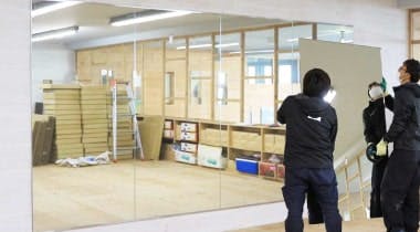 ダンス練習用の鏡を壁に施工するサービス