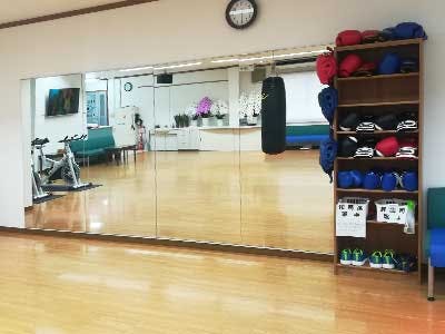 ダンススタジオに多い「壁に直接貼る鏡」