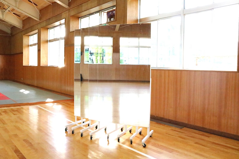 「移動式スポーツミラー」を4枚重ねて並べた様子