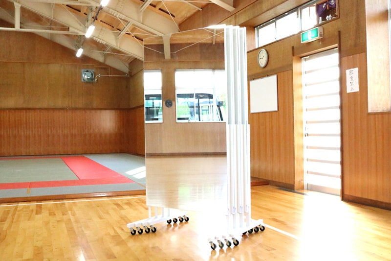 「移動式スポーツミラー」を4枚重ねた様子:正面
