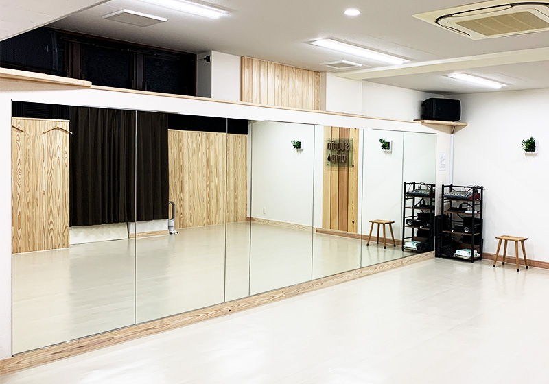 ダンススタジオの鏡