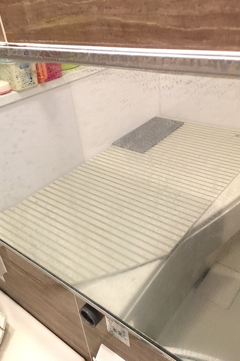 腐食や水垢で汚れた横長の浴室鏡を防湿ミラーHGに交換/K様 - 交換前(2)