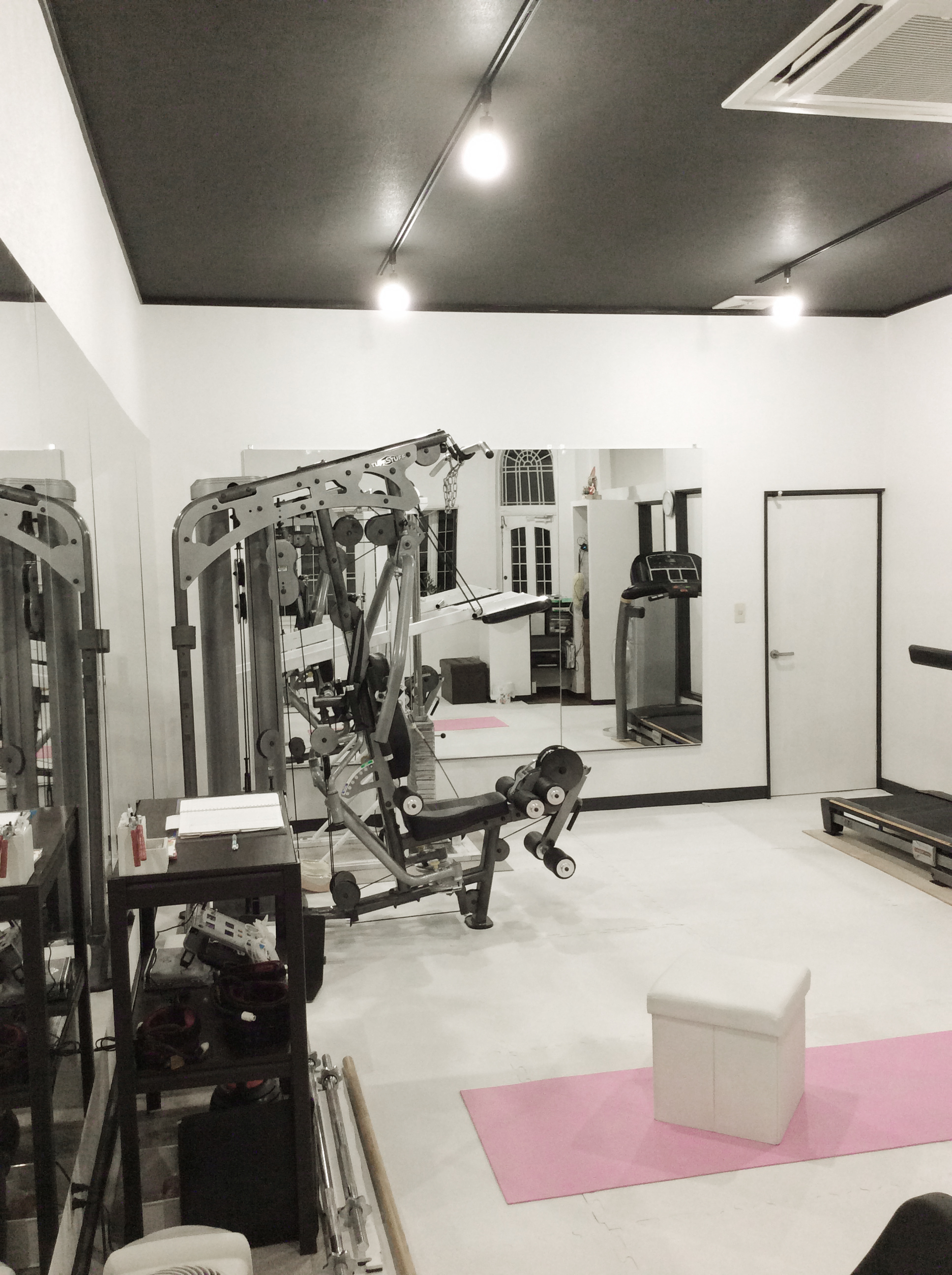 トレーニングジム用の大型鏡 連貼りしたお客様の事例