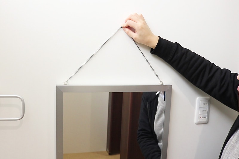 ミラー吊り具を使用して壁に吊るす