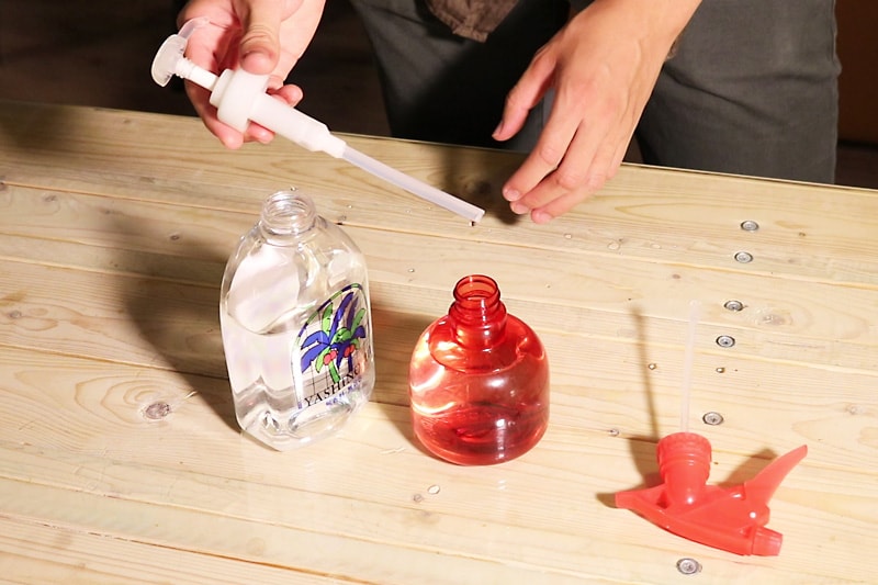 水に洗剤を入れた霧吹きを用意する