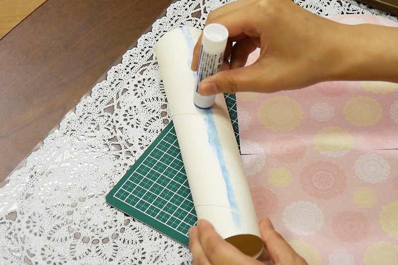 万華鏡の作り方 - 紙筒に折り紙をまく (1)