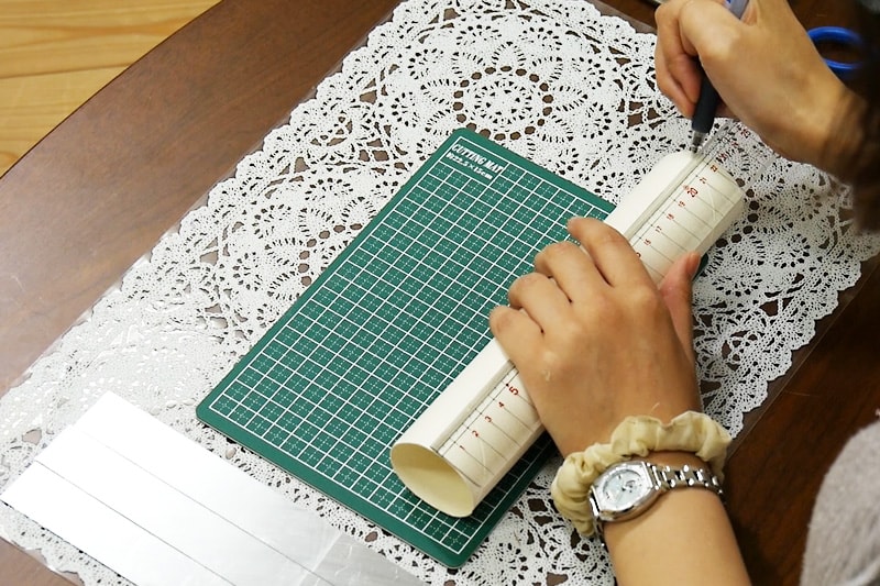 万華鏡の作り方 - 紙筒をカットする (1)