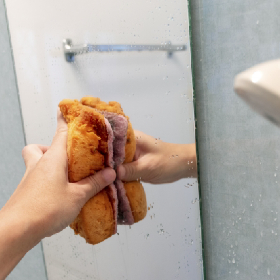 お風呂の鏡をピカピカに保つ方法①お風呂上がりに水分を拭き取る