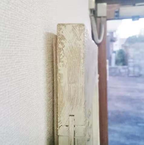 ハングマンで鏡を壁に取り付けた場合の壁との隙間