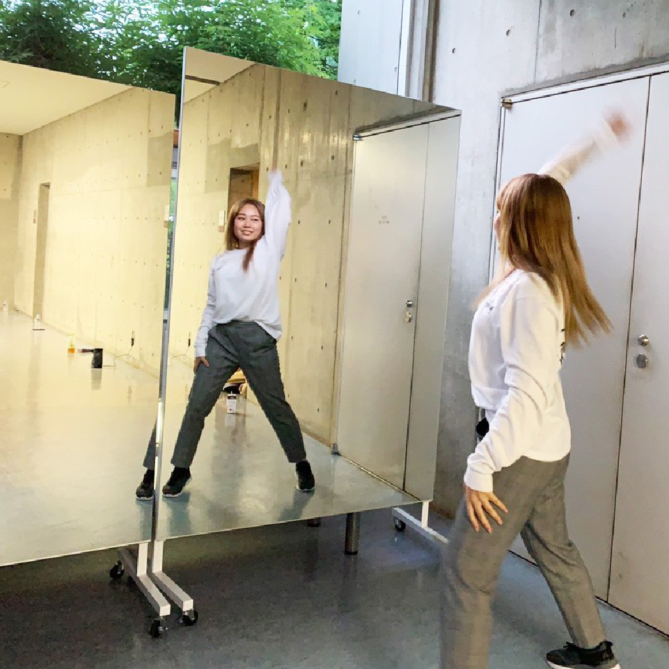 キャスター付きの大型ミラー 横1.8m x 縦1.2m